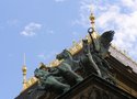 Autor: Daniel Baránek, license: CC BY-SA 4.0, source: https://commons.wikimedia.org/wiki/File:Praha,_Nov%C3%A9_M%C4%9Bsto,_N%C3%A1rodn%C3%AD_divadlo,_triga_01.jpg
